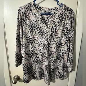 Women’s Croft & Barrow shirt
Size XL